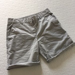 GAP Khaki Roll-Up Shorts in soft gray